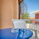 Jo's Guesthouse, Benitses * Бенитсес