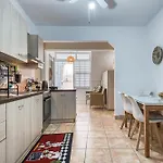 Jo's Guesthouse, Benitses Дом отдыха Бенитсес