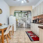 Jo's Guesthouse, Benitses Дом отдыха *