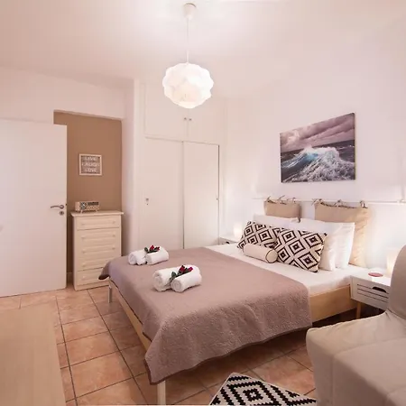 Jo's Guesthouse, Benitses Holiday home