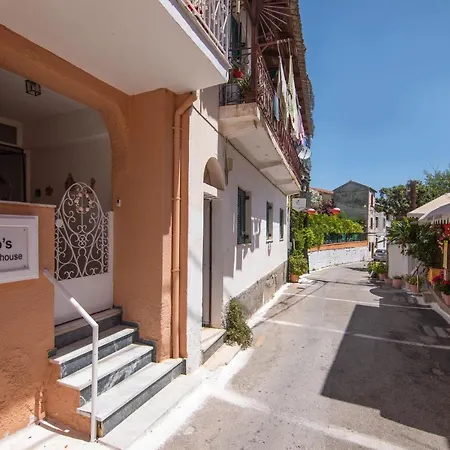 Jo's Guesthouse, Benitses Holiday home *