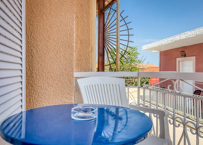 Jo's Guesthouse, Benitses * Бенитсес