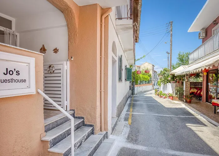 Jo's Guesthouse, Benitses Дом отдыха Бенитсес