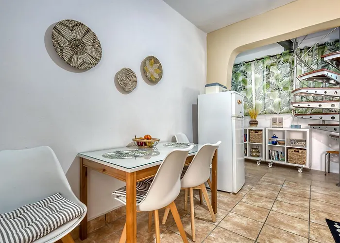 Jo's Guesthouse, Benitses * Бенитсес