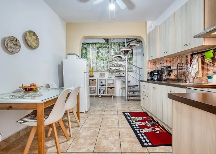 Jo's Guesthouse, Benitses Сasa de vacaciones *
