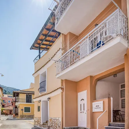 בית נופש Jo's Guesthouse, Benitses