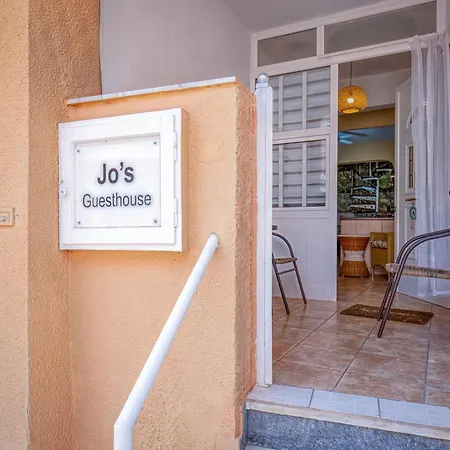 בית נופש Jo's Guesthouse, Benitses