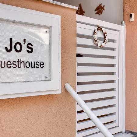 Jo's Guesthouse, Benitses Casa de Férias *