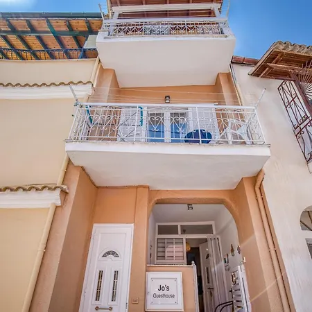 Jo's Guesthouse, Benitses Casa de Férias