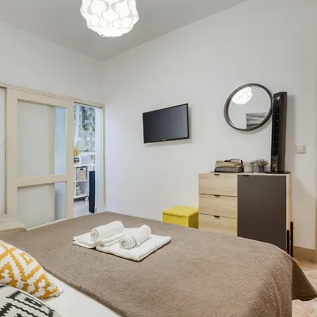 בית נופש Jo's Guesthouse, Benitses בניטסס