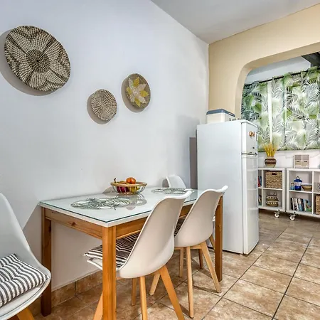 Jo's Guesthouse, Benitses * בניטסס