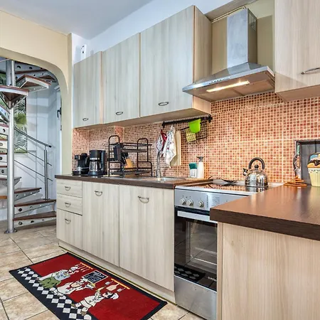 Jo's Guesthouse, Benitses *