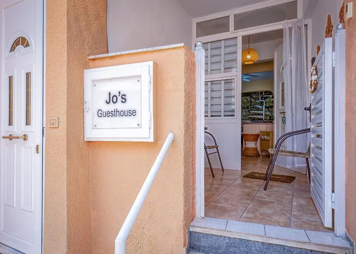 בית נופש Jo's Guesthouse, Benitses