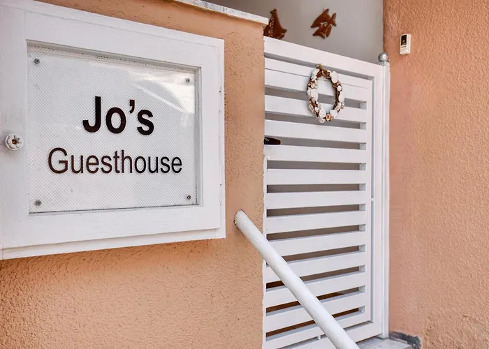 Jo's Guesthouse, Benitses בית נופש *