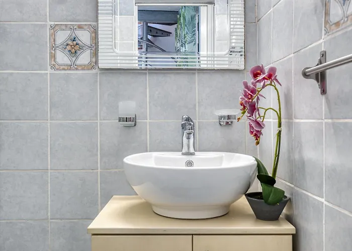 בית נופש Jo's Guesthouse, Benitses
