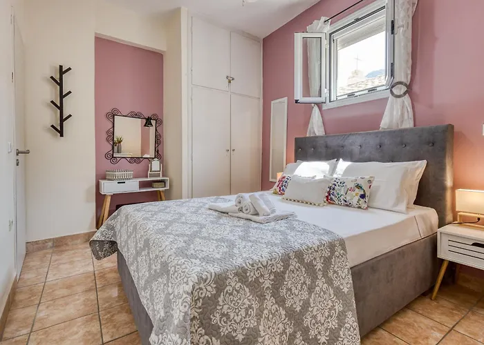Jo's Guesthouse, Benitses * בניטסס