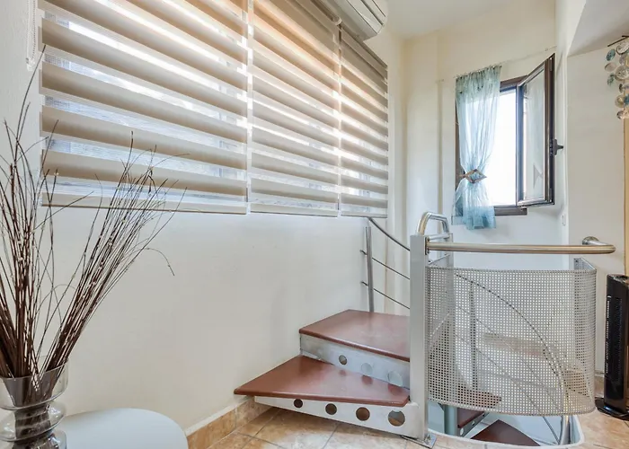 Jo's Guesthouse, Benitses בית נופש *