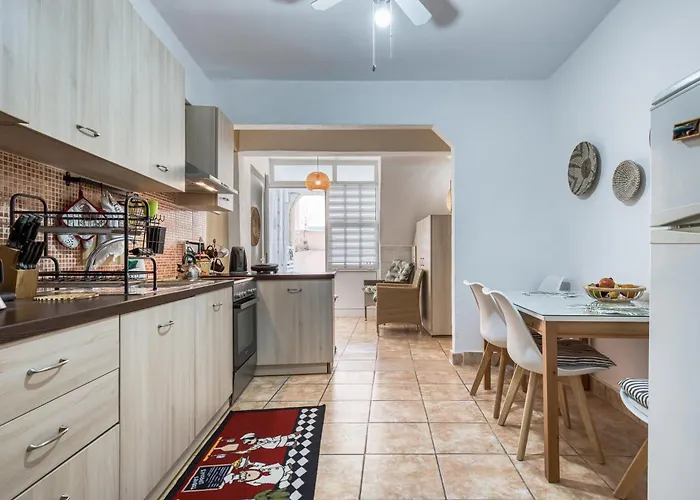 Jo's Guesthouse, Benitses בית נופש בניטסס