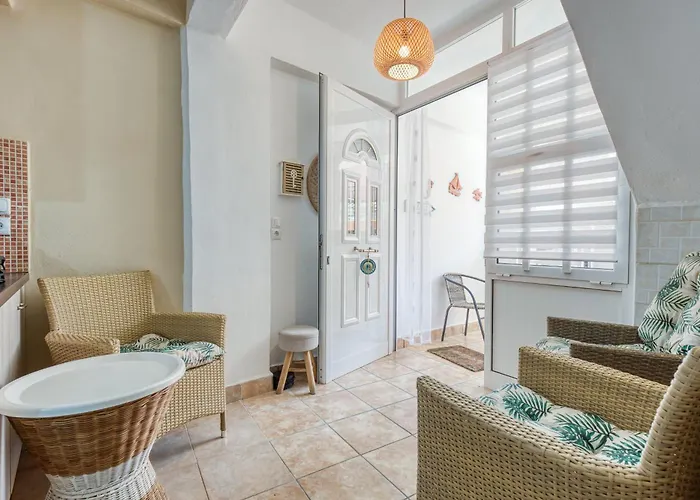 Jo's Guesthouse, Benitses בית נופש